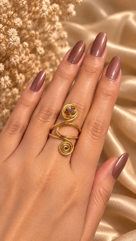 Handgemaakte Gouden Spiraalring met Amberkleurige Steen | Unieke Wire… - 151177 Handgemaakte Gouden Spiraalring met Amberkleurige Steen | Unieke Wire Wrapped Statement Ring