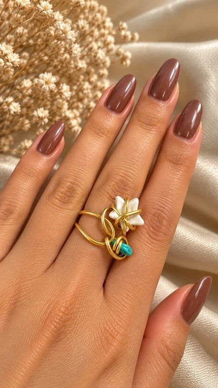 Handgemaakte Goudkleurige Ring met Witte Ster en Turquoise Kraal | Boho Spiraalring