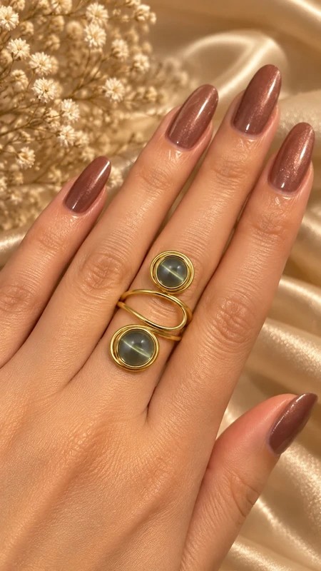 Handgemaakte Goudkleurige Spiraalring met Transparante Lichtblauwe Kralen | Verstelbare Statement Ring