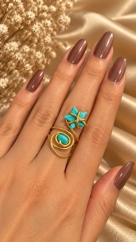 Handgemaakte Goudkleurige Spiraalring met Turquoise Ster en Steen | Boho Statement Ring