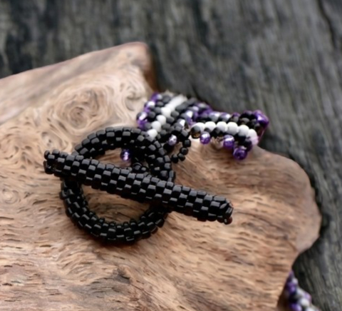 Handgemaakte Miyuki kralenketting met bladeren – zwart, wit en paar… - 130901 Handgemaakte Miyuki kralenketting met bladeren – zwart, wit en paars | Statement ketting