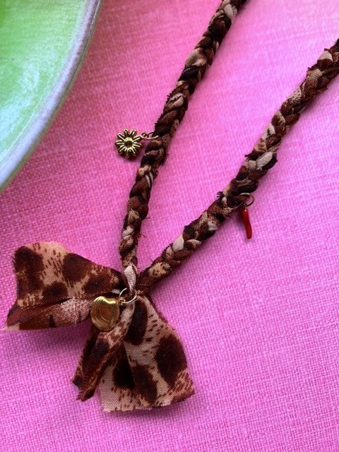 Bandana ketting bruine panterprint met RVS bedels