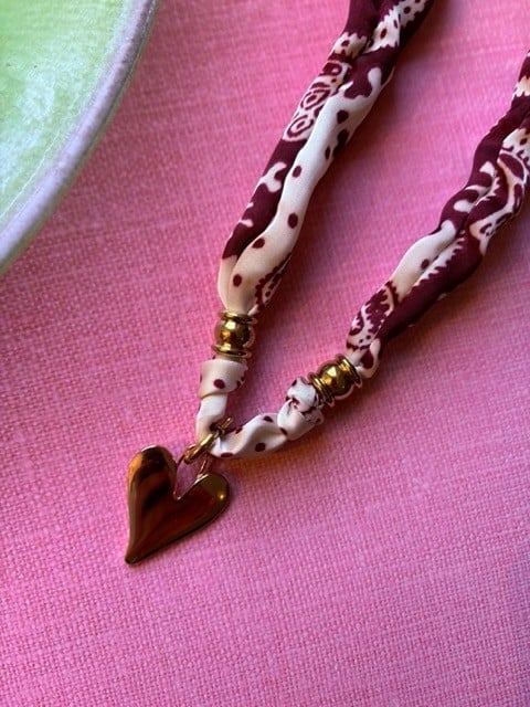 Stof ketting van bordeaux bandanaprint met RVS bedel - 101796 Stof ketting van bordeaux bandanaprint met RVS bedel