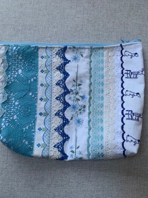 Blauw toilettasje / etui van vintage kant en band - 153383 Blauw toilettasje / etui van vintage kant en band
