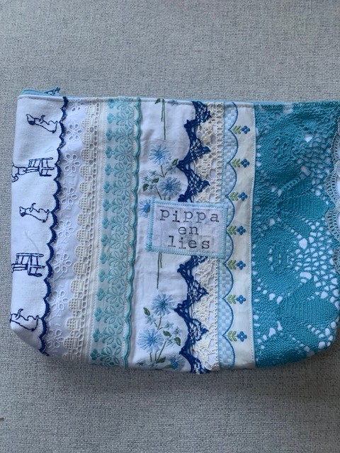 Blauw toilettasje / etui van vintage kant en band - 153384 Blauw toilettasje / etui van vintage kant en band