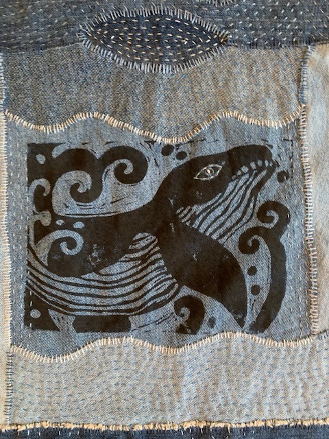 Denim patchwork wandkleed met linosnede walvis