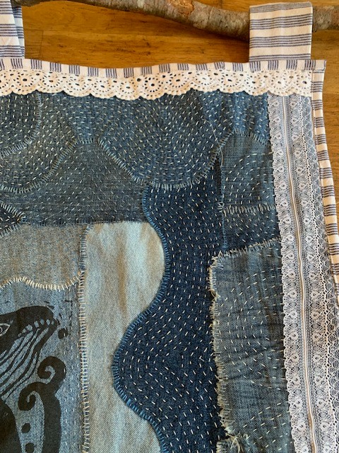 Denim patchwork wandkleed met linosnede walvis