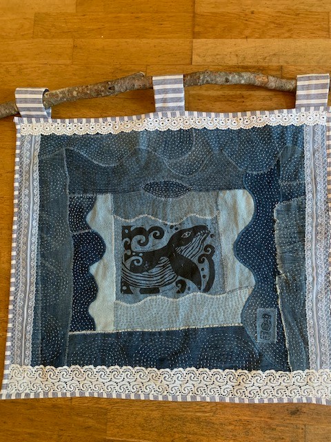 Denim patchwork wandkleed met linosnede walvis