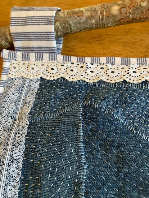 Denim patchwork wandkleed met linosnede walvis