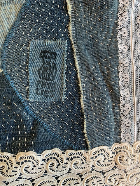 Denim patchwork wandkleed met linosnede walvis