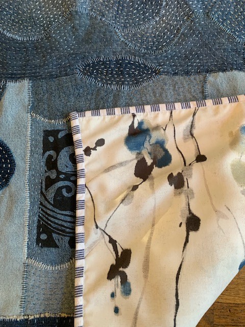 Denim patchwork wandkleed met linosnede walvis