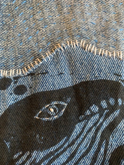 Denim patchwork wandkleed met linosnede walvis