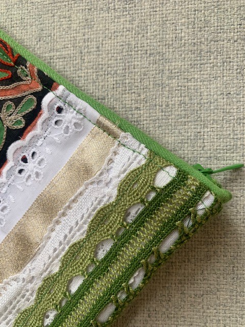 Groen toilettasje / etui van vintage kant en band - 153574 Groen toilettasje / etui van vintage kant en band