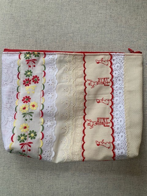 Rood toilettasje / etui van vintage band en kant - 153567 Rood toilettasje / etui van vintage band en kant