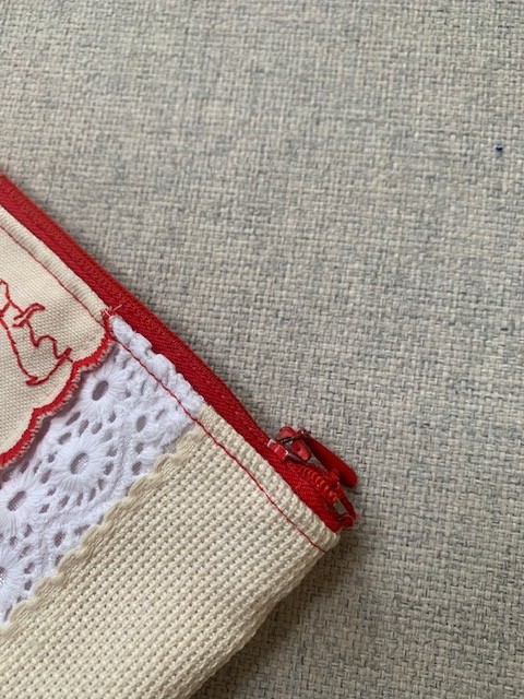 Rood toilettasje / etui van vintage band en kant - 153568 Rood toilettasje / etui van vintage band en kant