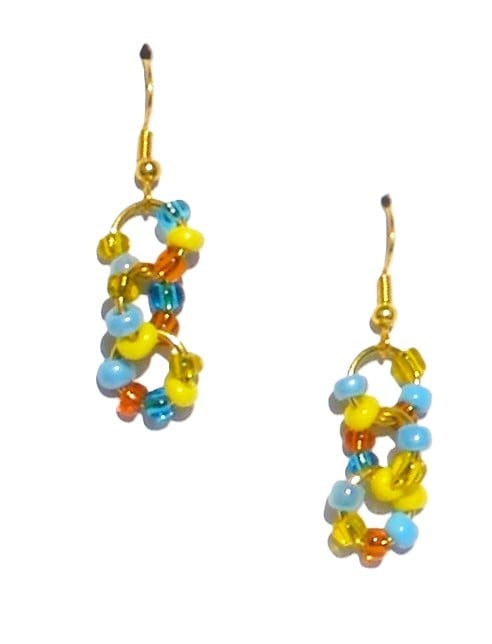 Goudkleurige oorbellen met ringen en glaskralen van turquoise, oranje… - 143609 Goudkleurige oorbellen met ringen en glaskralen van turquoise, oranje en geel. Goudkleurige oorhaken met handgemaakte unieke hangers, Per Elle sieraden