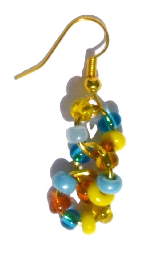 Goudkleurige oorbellen met ringen en glaskralen van turquoise, oranje… - 143610 Goudkleurige oorbellen met ringen en glaskralen van turquoise, oranje en geel. Goudkleurige oorhaken met handgemaakte unieke hangers, Per Elle sieraden