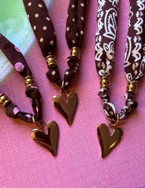 Stof ketting met bruine bandanaprint