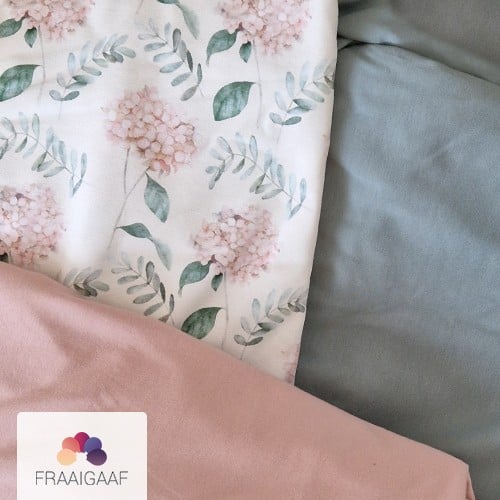 Vlaggenlijn Dreamy Blossom | Pastel kleur (Roze / Licht blauw / Neutr… - 130770 Vlaggenlijn Dreamy Blossom | Pastel kleur (Roze / Licht blauw / Neutraal) met bloemen slinger met driehoek vlaggetjes gemaakt van stof