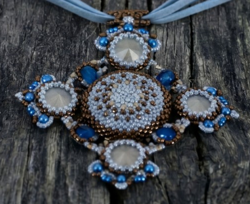 Verfijnde ketting met handgemaakte statement hanger met schitterende … - 130915 Verfijnde ketting met handgemaakte statement hanger met schitterende originele Swarovski Rivoli kristallen - Exclusieve ketting in de kleuren blauw, kristal en brons