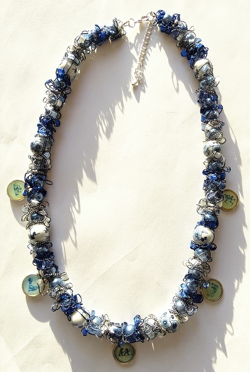 Delftsblauwe ketting met bloemenkralen en oud-Hollandse bedels - 148444 Delftsblauwe ketting met bloemenkralen en oud-Hollandse bedels