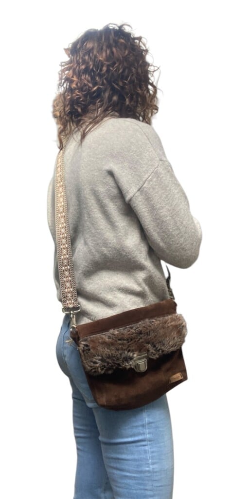 Donker bruine suede schoudertas gemaakt van vintage suede rok met nepbont