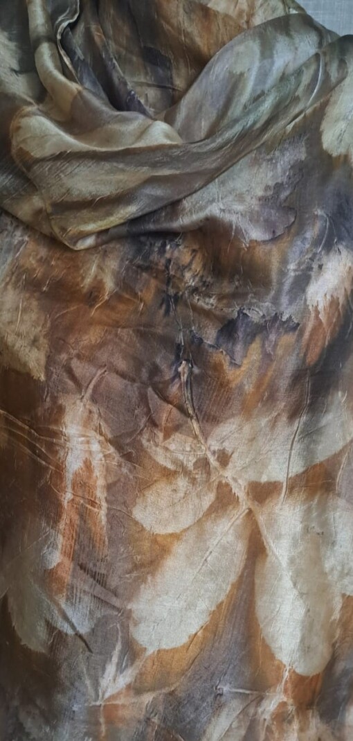 Sjaal van Pongee zijde, afmeting 180 x 90 cm. Ecoprint, gekleurd met ijzer en henna