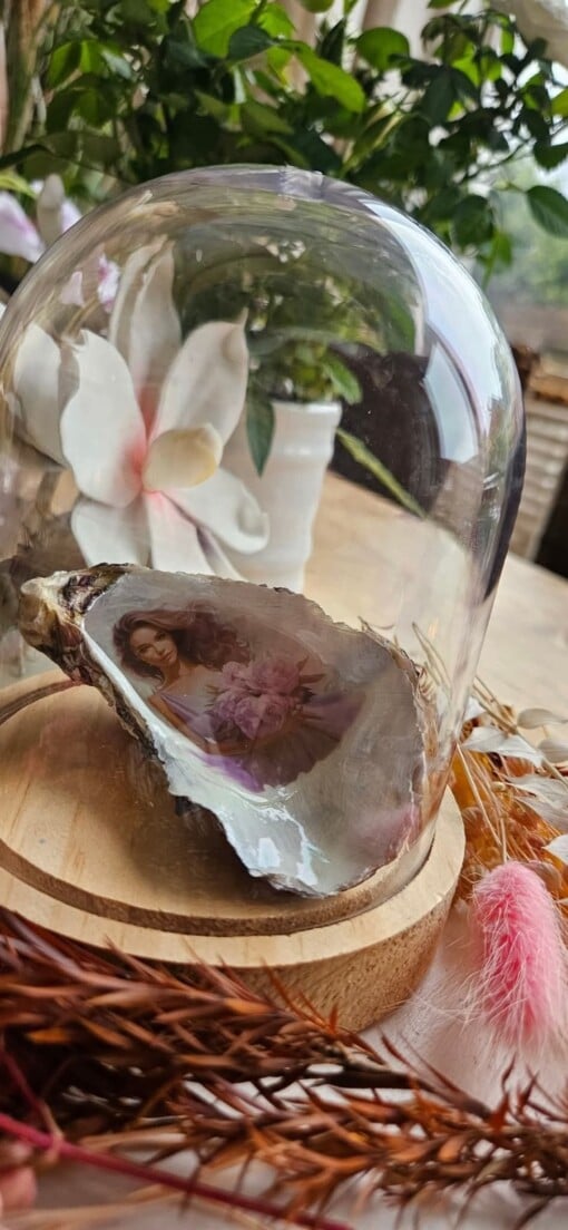 Vrouw met bloemen in oester