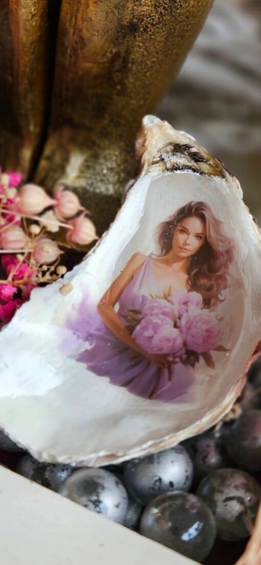 Vrouw met bloemen in oester