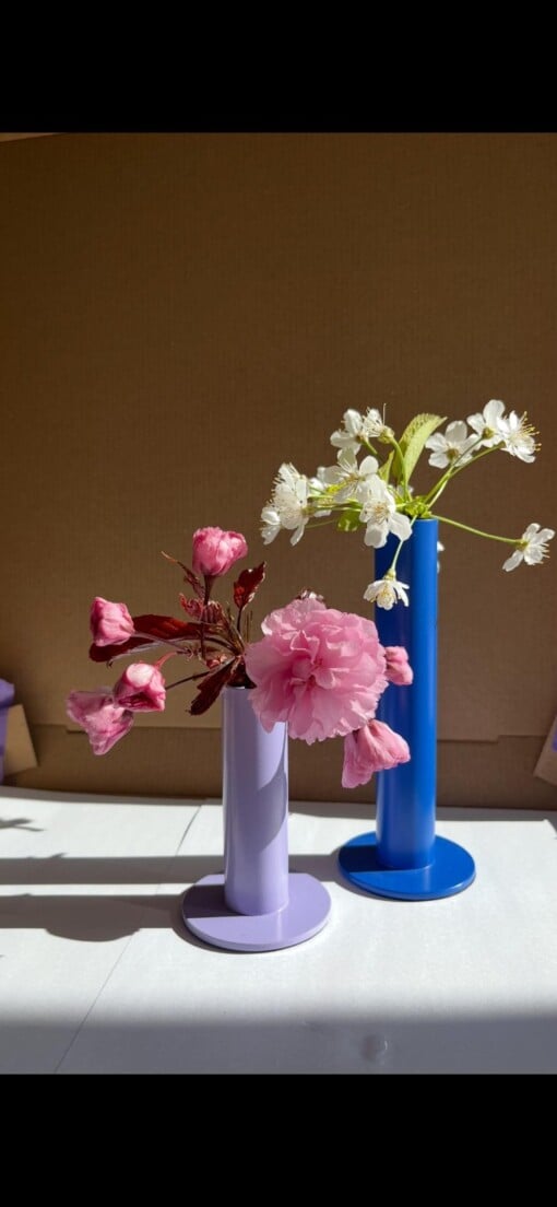 Schilderij "Random houseware + flowers" - origineel kunstwerk van olieverf