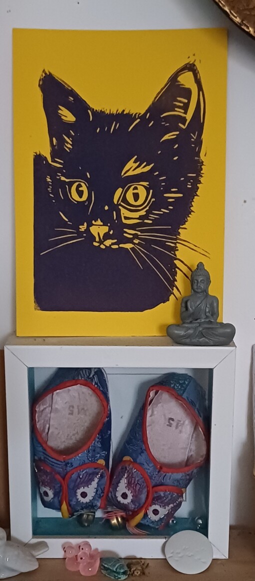 Dieren linoprint ‘Kitty’ – handgedrukt in donkerpaars op zonnegeel papier