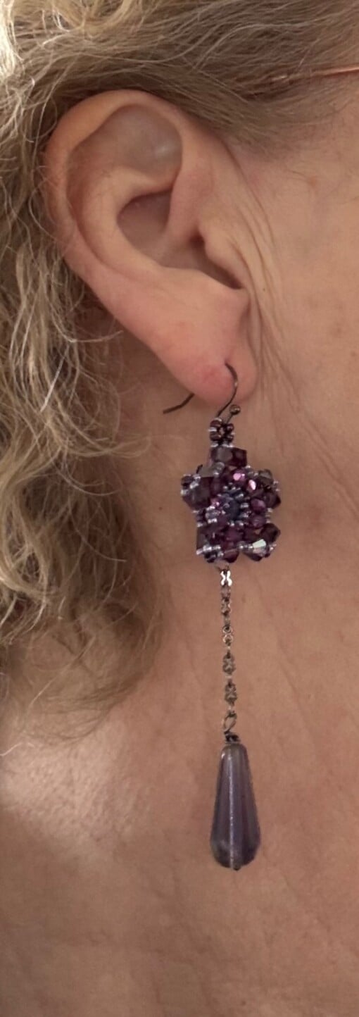 Leah Collier en oorhangers in paars en Aqua