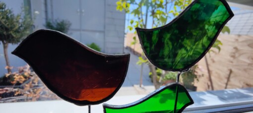 "Vrolijke fluiters". Glas in lood/Tiffany  3 vogels per set. 2 sets. Interieur object. Uniek