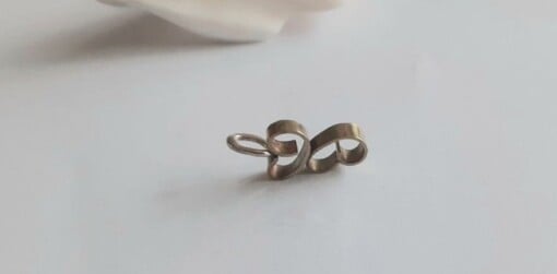 Messing hartjes aan zilveren ketting