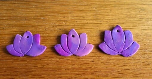 Set van drie, twee Oorbellen en een Ketting hanger Paars Lotus Polymeer Klei