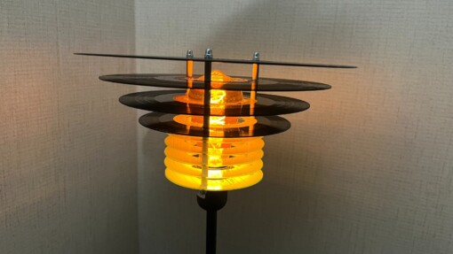 Tafellamp  "Strauss" ge-upcycled van oude LP's en CD's