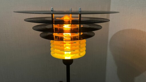 Tafellamp  "Strauss" ge-upcycled van oude LP's en CD's