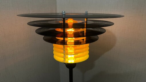Tafellamp  "Strauss" ge-upcycled van oude LP's en CD's