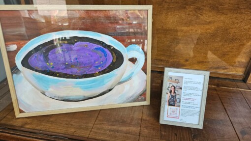 Acrylschilderij "Galaxychino" van heelal in cappuchino koffie | inclusief lijst