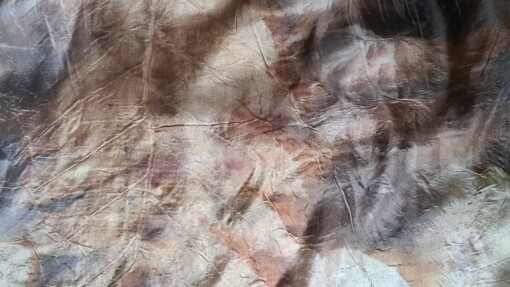 Sjaal van Pongee zijde, afmeting 180 x 90 cm. Ecoprint, gekleurd met ijzer en henna