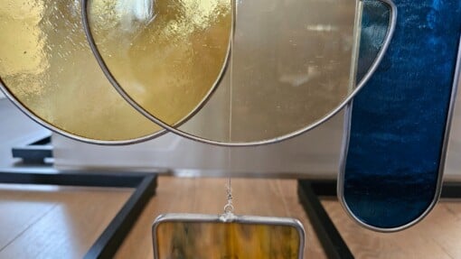 Modern Glas in lood object. "Geel>blauw". Zonnevanger. Uniek
