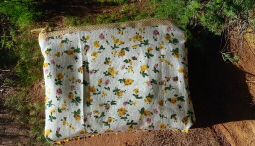 kleine katoenen pouch met rits en bloemenmotief