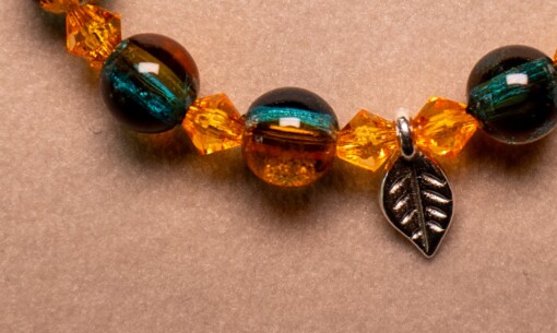 Armband herfst met facetkralen en zilverkleurig blaadje
