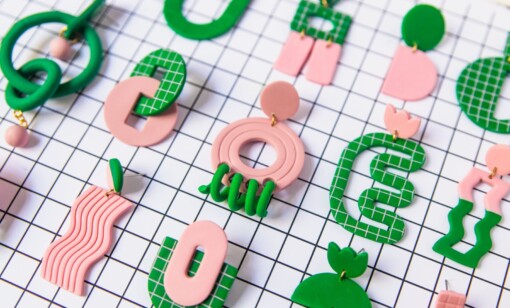 Kleurrijke rozen en groene handgemaakte gelinkte grid oorbellen. Lichtgewicht, dopamine statement Memphis Polymeerklei oorbellen