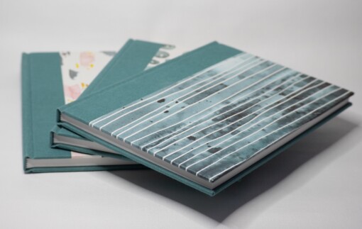 Notitie/schetsboek met linnen en omslag decoratief papier