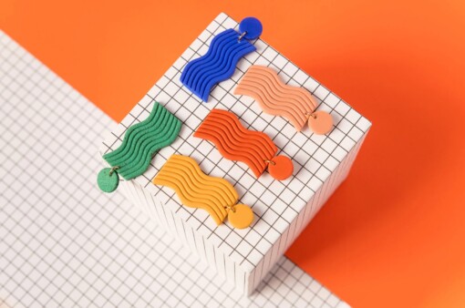 Kleurrijke, handgemaakte golvende oorbellen, beschikbaar in 5 kleurencombinaties. Lichtgewicht, dopamine statement Memphis Polymeerklei oorbellen
