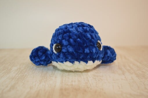 Schattige gehaakte sleutelhanger walvis: Een vroolijke vriend voor je sleutels: velvet yarn