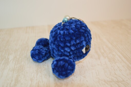 Schattige gehaakte sleutelhanger walvis: Een vroolijke vriend voor je sleutels: velvet yarn