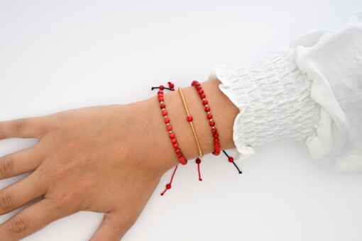Elegante armband met rode howliet en 14 karaat geelgouden kralen