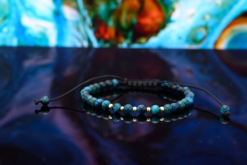 Armband met Blauwe Tijgeroog en 14 karaat gouden kralen 2,5 mm